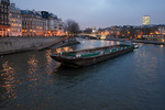 Passage au cr�puscule sous le pont Saint-Louis � Paris